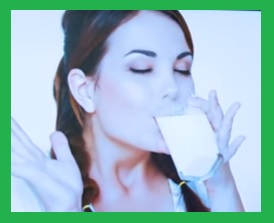 Mujer joven tomando leche
